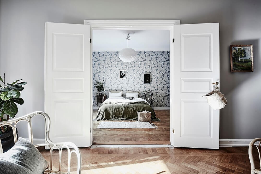 Белая межкомнатная дверь в скандинавском стиле