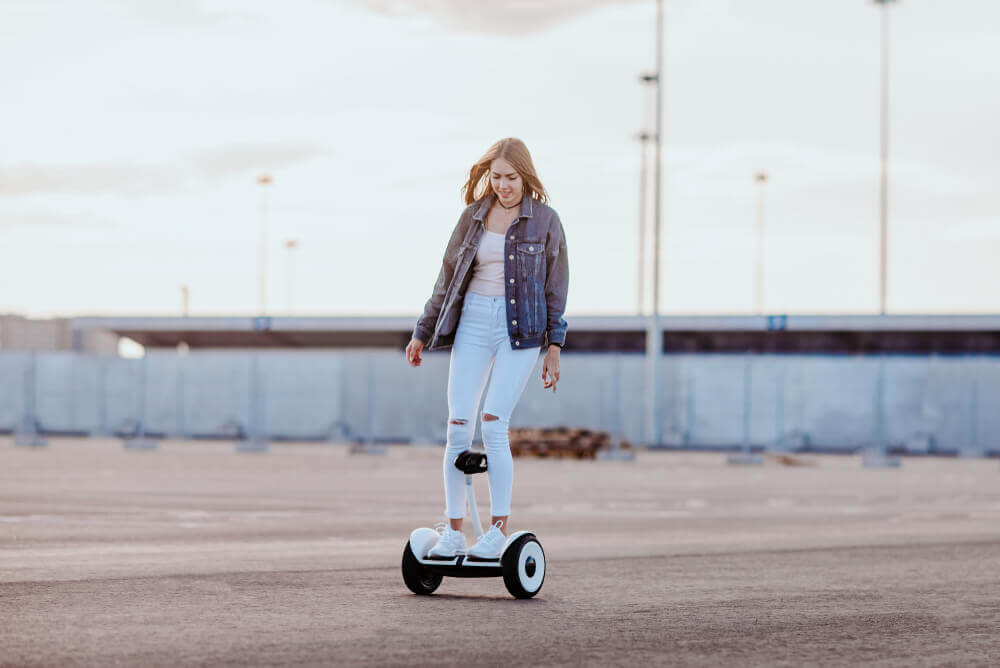 Девушка катается на гироскутере