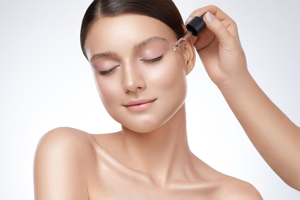 Девушка пользуется лифтинг-сывороткой