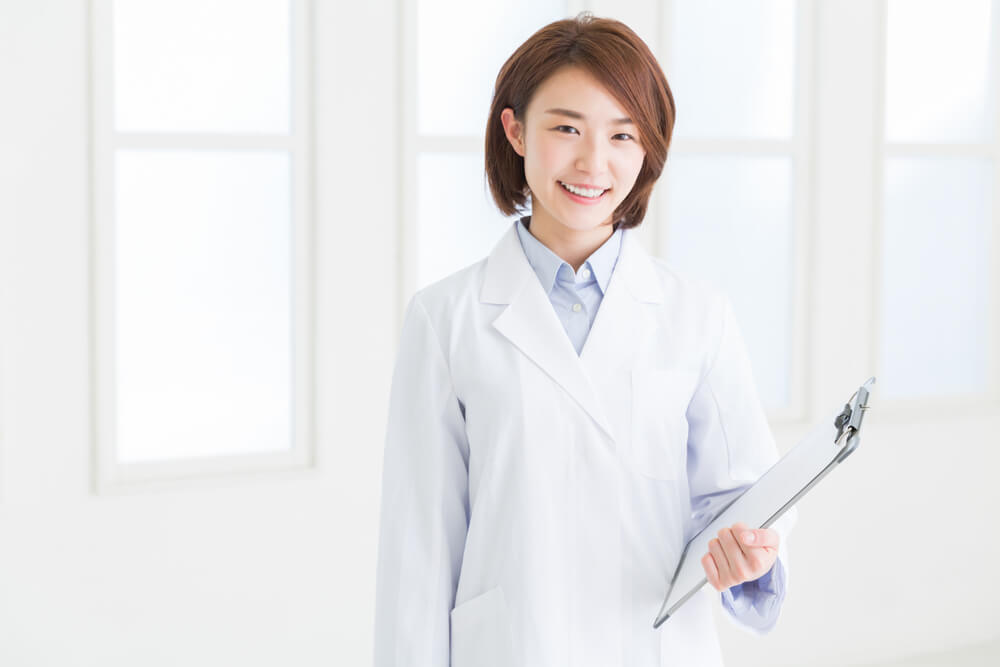 Девушка с бумажным планшетом