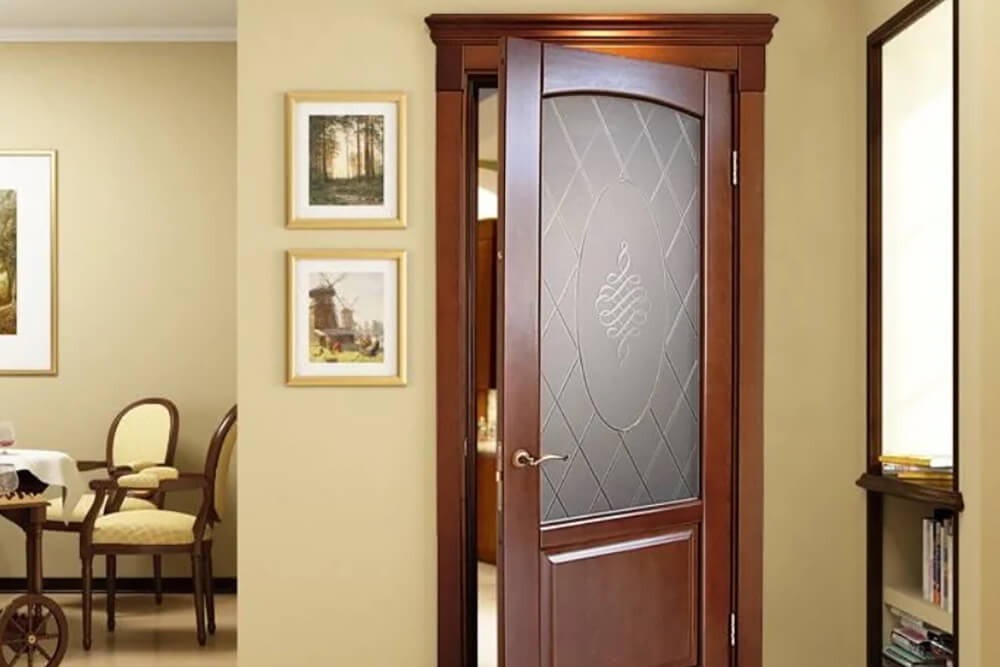 Двери из бука с остеклением