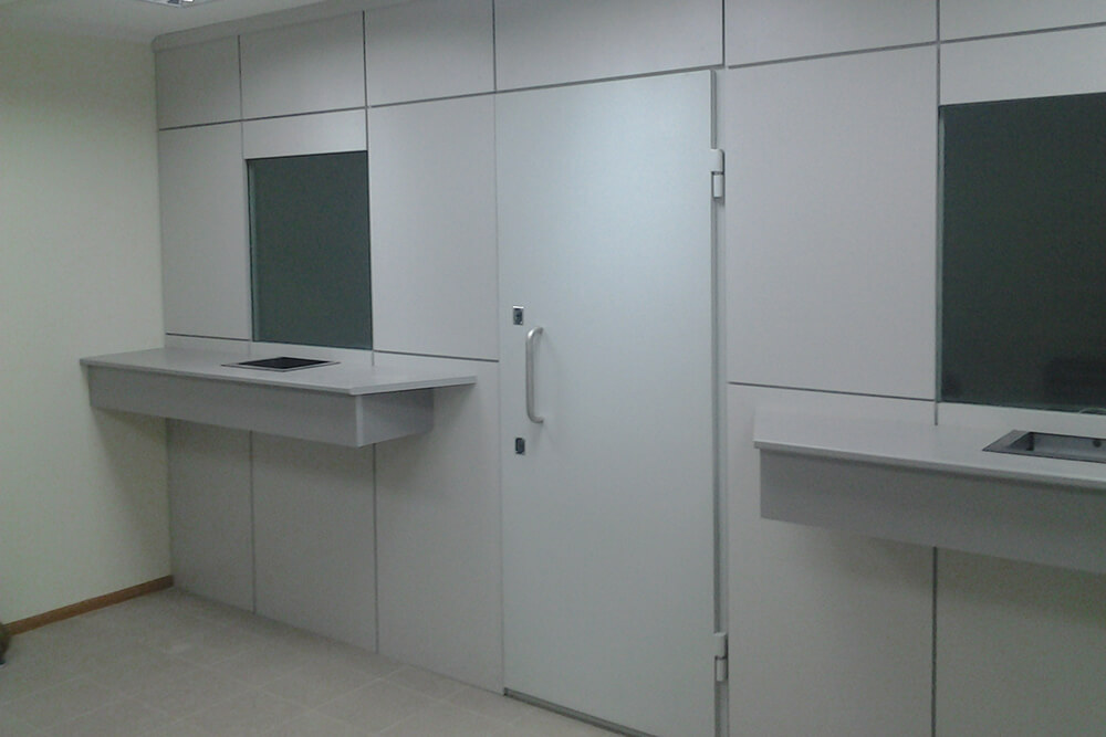 Дверь в операционной кассовой комнаты