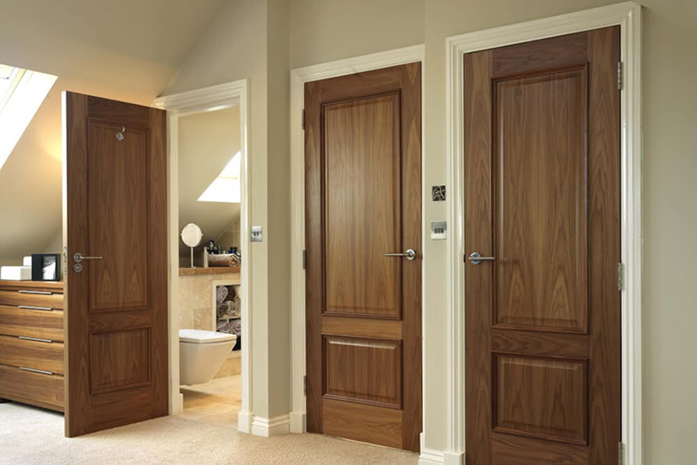 Двери комнат из массива ольхи