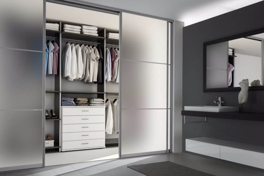 Двери-купе с матовым остеклением гардеробной