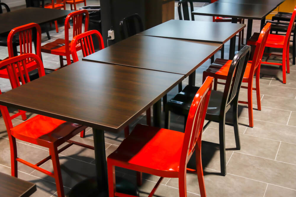 Металлические стулья для фудкорта