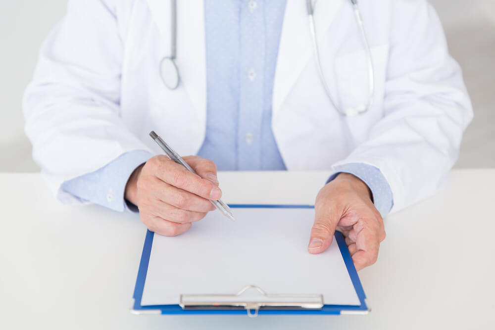 Молодой мужчина проводит собеседование