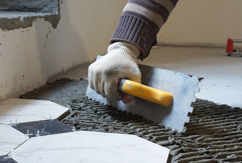 Нанесение клея для керамогранита