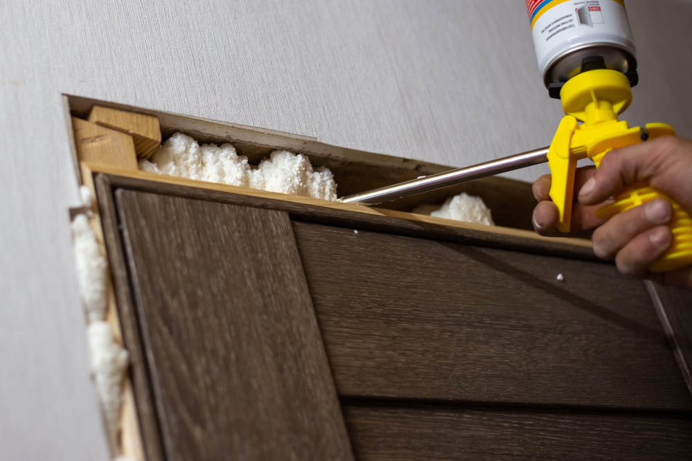 Перекрытие пеной щелей межкомнатной двери