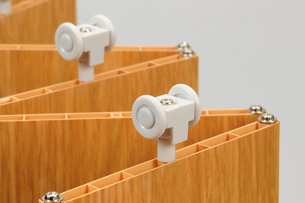 Роликовый механизм складных дверей