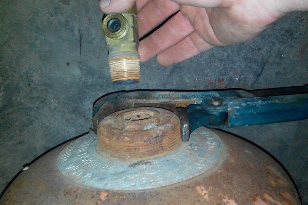 Снятые вентиль газового баллона