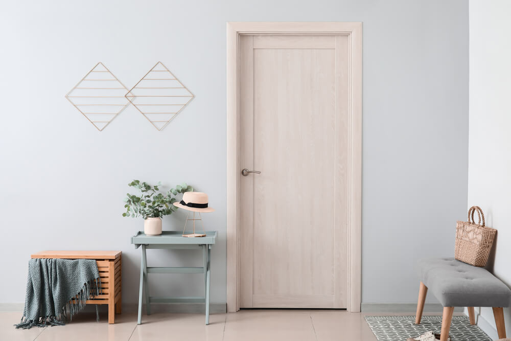 Светлая межкомнатная дверь